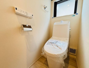 神戸市垂水区歌敷山、新築一戸建てのトイレ画像です