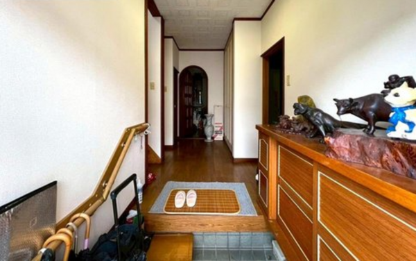 神戸市垂水区舞子台、中古一戸建ての玄関画像です