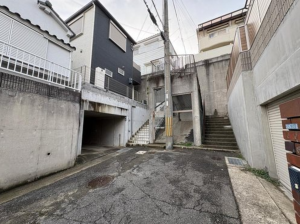 神戸市垂水区千鳥が丘、中古一戸建ての前面道路を含む現地写真画像です