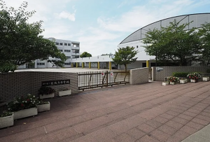 神戸市垂水区清水が丘、収益物件/マンションの中学校画像です