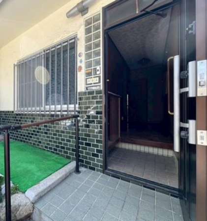 神戸市垂水区歌敷山、中古一戸建ての玄関画像です