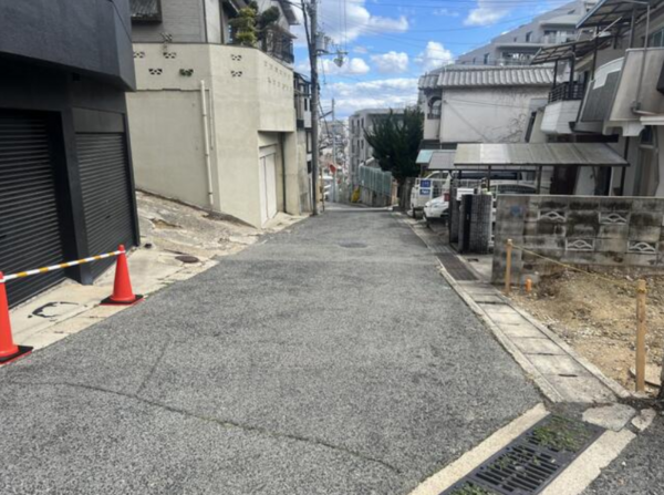 神戸市垂水区星が丘、土地の前面道路を含む現地写真画像です