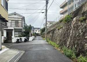 神戸市垂水区上高丸、中古一戸建ての前面道路を含む現地写真画像です