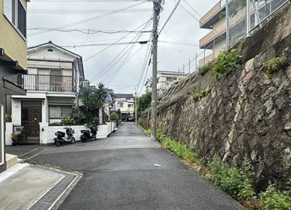 神戸市垂水区上高丸、中古一戸建ての前面道路を含む現地写真画像です