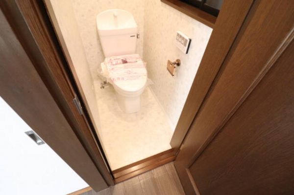 神戸市垂水区東垂水、収益物件/住宅のトイレ画像です
