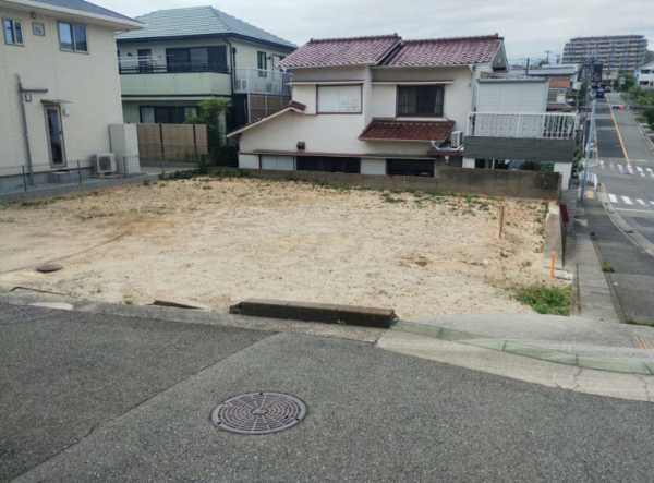 神戸市垂水区青山台、土地の前面道路を含む現地写真画像です
