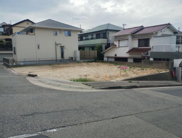 神戸市垂水区青山台、土地の前面道路を含む現地写真画像です
