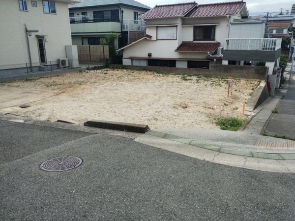 神戸市垂水区青山台、土地の前面道路を含む現地写真画像です