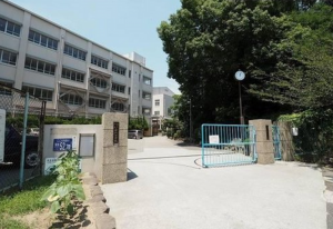 神戸市垂水区旭が丘、中古一戸建ての中学校画像です
