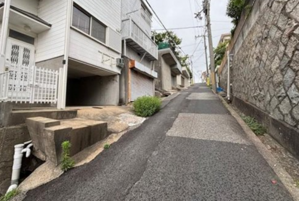 神戸市垂水区旭が丘、中古一戸建ての前面道路を含む現地写真画像です