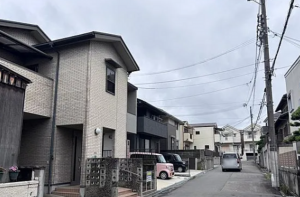 神戸市垂水区清水が丘、中古一戸建ての前面道路を含む現地写真画像です