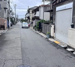 神戸市垂水区清水が丘、中古一戸建ての前面道路を含む現地写真画像です