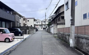 神戸市垂水区清水が丘、中古一戸建ての前面道路を含む現地写真画像です