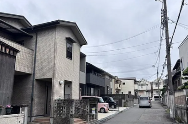 神戸市垂水区清水が丘、中古一戸建ての前面道路を含む現地写真画像です