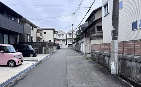 神戸市垂水区清水が丘、中古一戸建ての前面道路を含む現地写真画像です