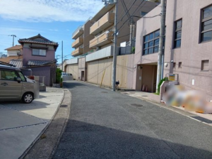 神戸市垂水区西舞子、マンションの前面道路を含む現地写真画像です