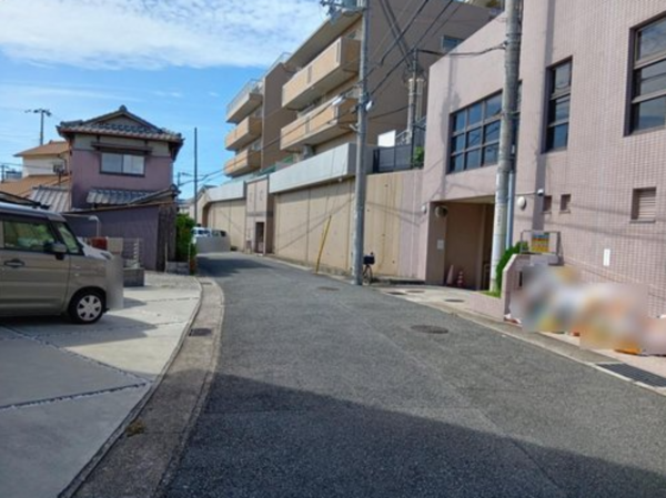 神戸市垂水区西舞子、マンションの前面道路を含む現地写真画像です