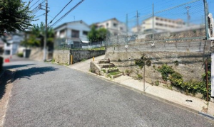神戸市垂水区王居殿、土地の前面道路を含む現地写真画像です