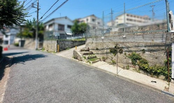 神戸市垂水区王居殿、土地の前面道路を含む現地写真画像です