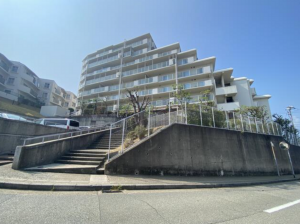 神戸市垂水区五色山、マンションの外観画像です