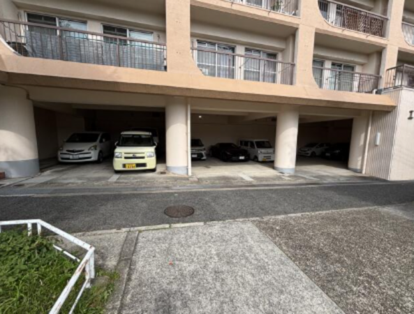 神戸市垂水区舞子坂、マンションの駐車場画像です
