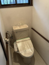 神戸市垂水区海岸通、中古一戸建てのトイレ画像です