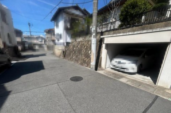 神戸市垂水区美山台、中古一戸建ての駐車場画像です