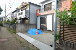 神戸市垂水区西舞子、中古一戸建ての前面道路を含む現地写真画像です