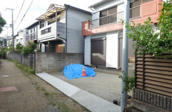 神戸市垂水区西舞子、中古一戸建ての前面道路を含む現地写真画像です