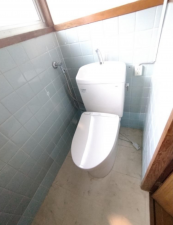 神戸市垂水区歌敷山、中古一戸建てのトイレ画像です
