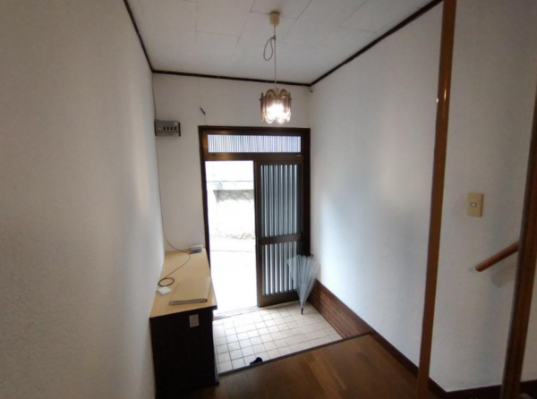 神戸市垂水区歌敷山、中古一戸建ての玄関画像です