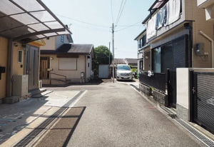 神戸市垂水区星陵台、中古一戸建ての前面道路を含む現地写真画像です