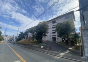 神戸市垂水区西舞子、収益物件/マンションの前面道路を含む現地写真画像です