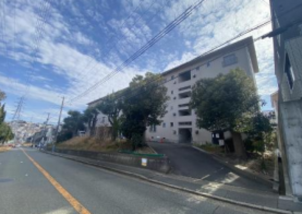 神戸市垂水区西舞子、収益物件/マンションの前面道路を含む現地写真画像です