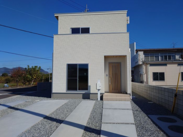 三豊市高瀬町新名、中古一戸建ての外観画像です