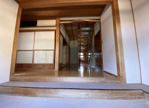 観音寺市室本町、中古一戸建ての玄関画像です