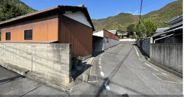 観音寺市高屋町、中古一戸建ての前面道路を含む現地写真画像です