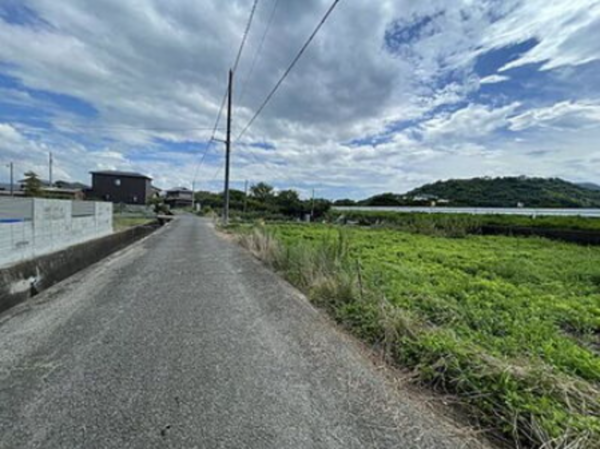 三豊市詫間町松崎、土地の前面道路を含む現地写真画像です