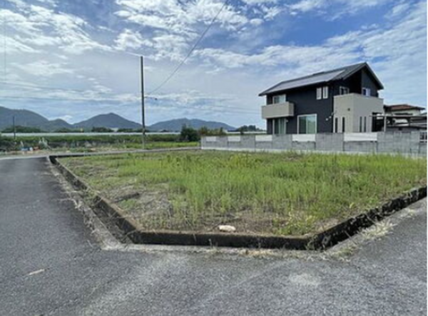 三豊市詫間町松崎、土地の前面道路を含む現地写真画像です