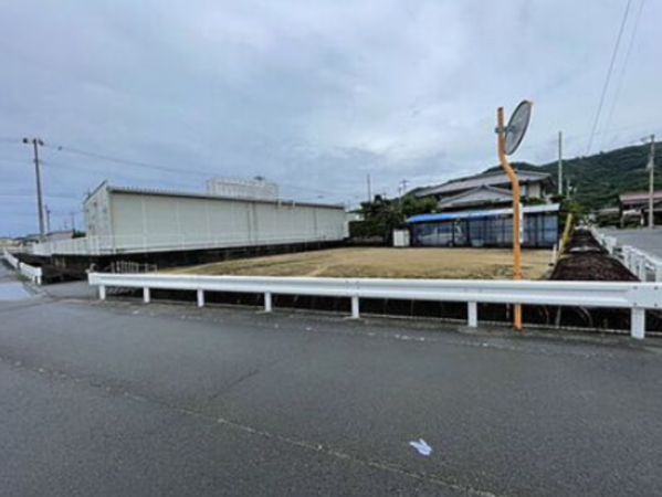 三豊市仁尾町仁尾己、土地の前面道路を含む現地写真画像です