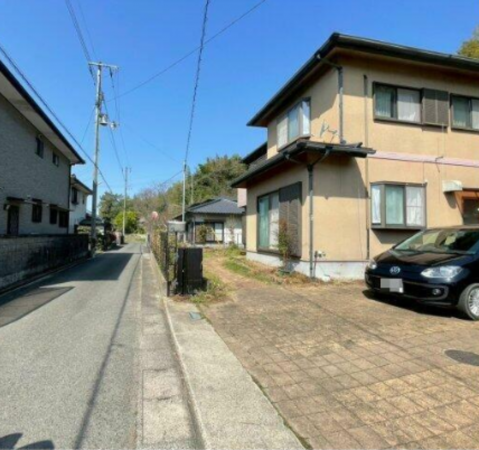 三豊市財田町財田上、中古一戸建ての前面道路を含む現地写真画像です