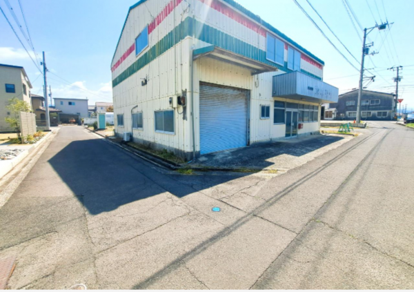 観音寺市植田町、土地の前面道路を含む現地写真画像です