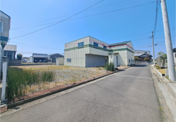 観音寺市植田町、土地の前面道路を含む現地写真画像です