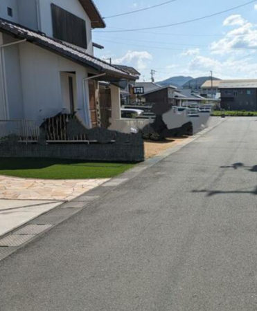 三豊市高瀬町下勝間、中古一戸建ての前面道路を含む現地写真画像です
