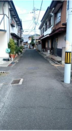 観音寺市港町、中古一戸建ての前面道路を含む現地写真画像です