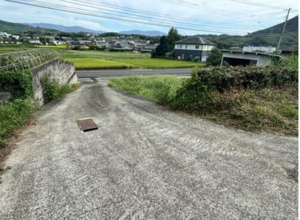 三豊市高瀬町下麻、土地の前面道路を含む現地写真画像です
