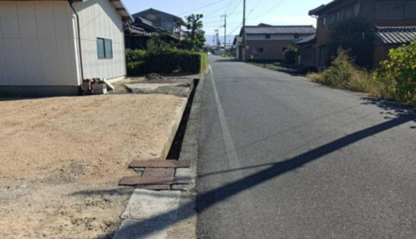 三豊市高瀬町下勝間、土地の前面道路を含む現地写真画像です