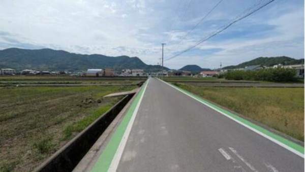 三豊市高瀬町比地、土地の前面道路を含む現地写真画像です