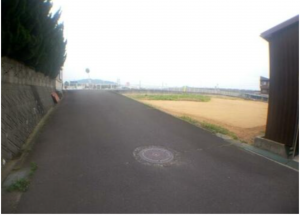 三豊市詫間町松崎、土地の前面道路を含む現地写真画像です