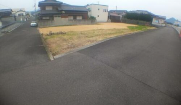 三豊市詫間町松崎、土地の前面道路を含む現地写真画像です